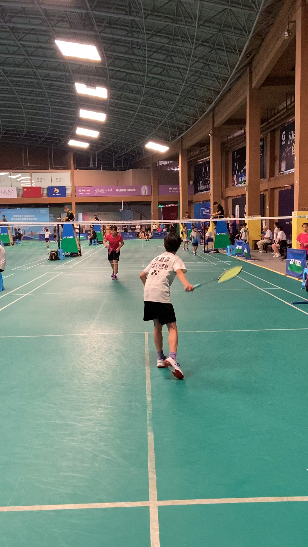 近距离观看两位小女孩打羽毛球比赛满眼都是羡慕的神情