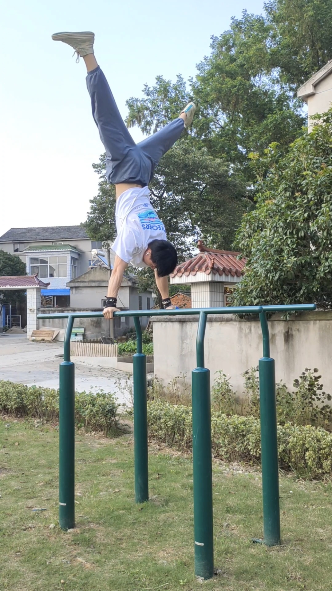 天秀不如你秀#双杠倒立稳就完事了