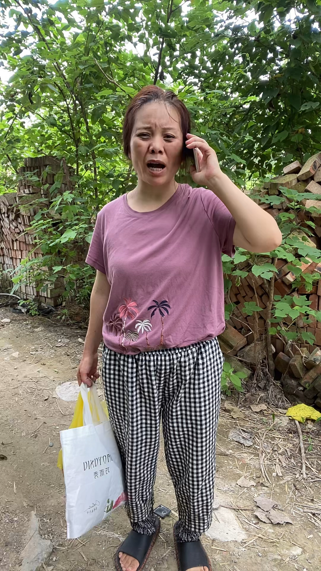 逆袭化妆术50岁大妈从不爱打扮遭到老公嫌弃大家说我该怎么办