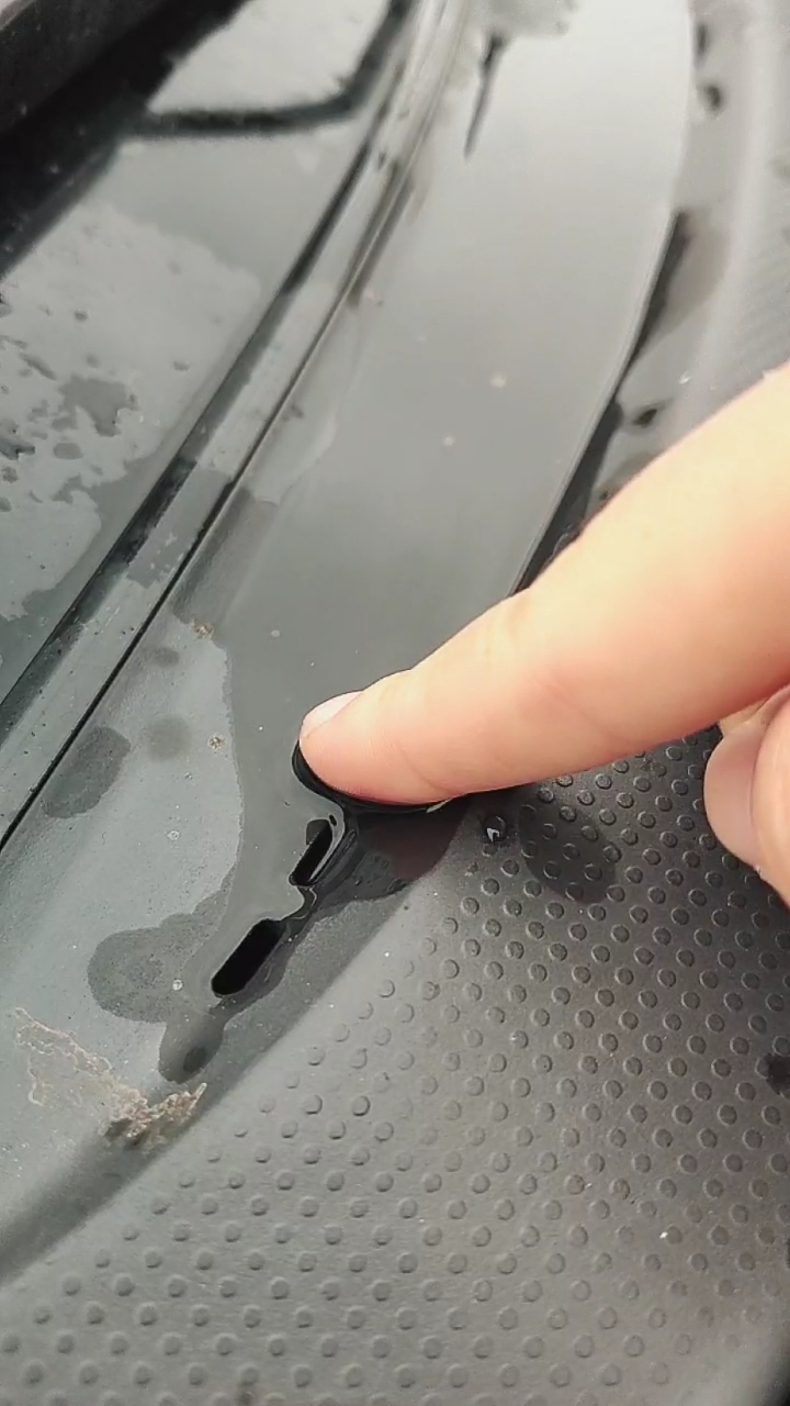 定期清理汽车前挡风玻璃下面的排水孔