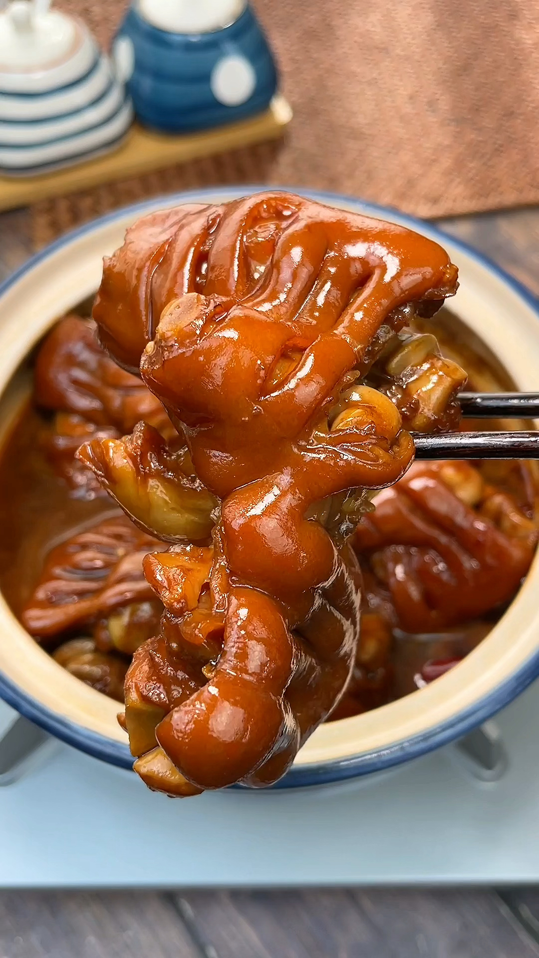 在家做个拿手菜在东北有一家酱肉店就靠这个酱猪蹄火了60年香而不腻软