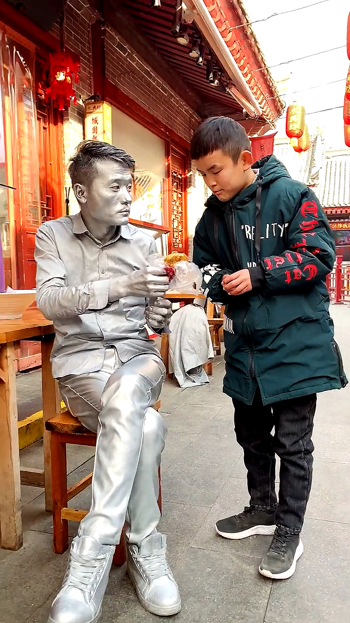 银人阿少#自己没有吃的也得分给孩子点