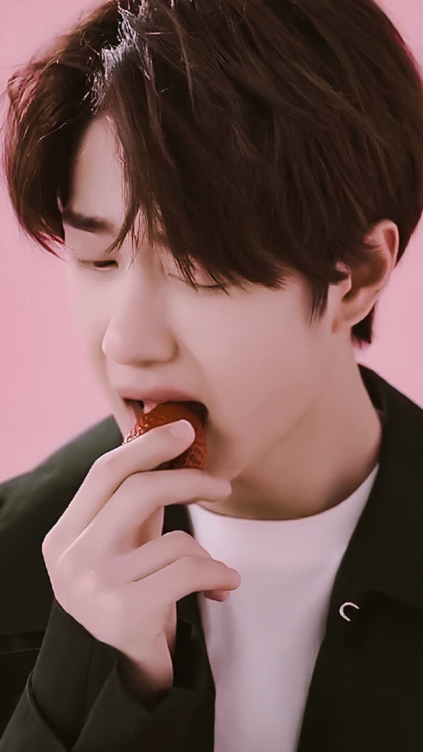 王一博#啵啵手上的草莓看起来好好吃的样子呀,我突然开始羡慕一颗