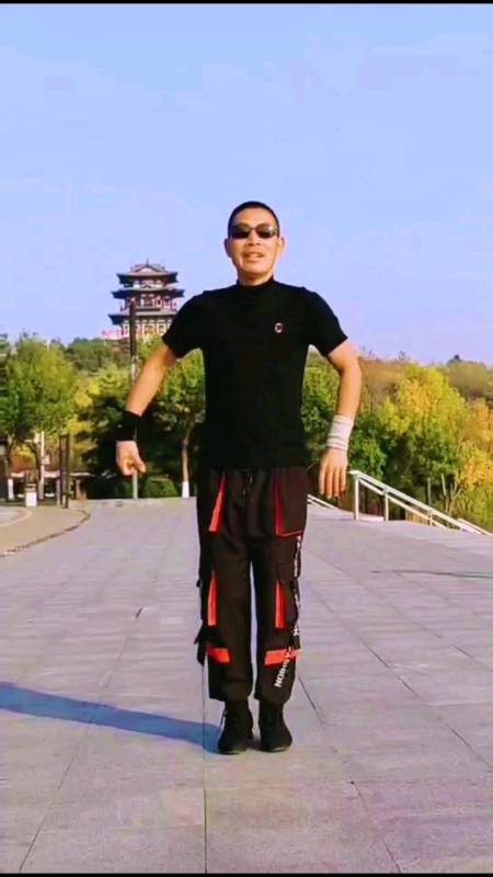 广场舞#晨风大叔单人水兵舞-度小视