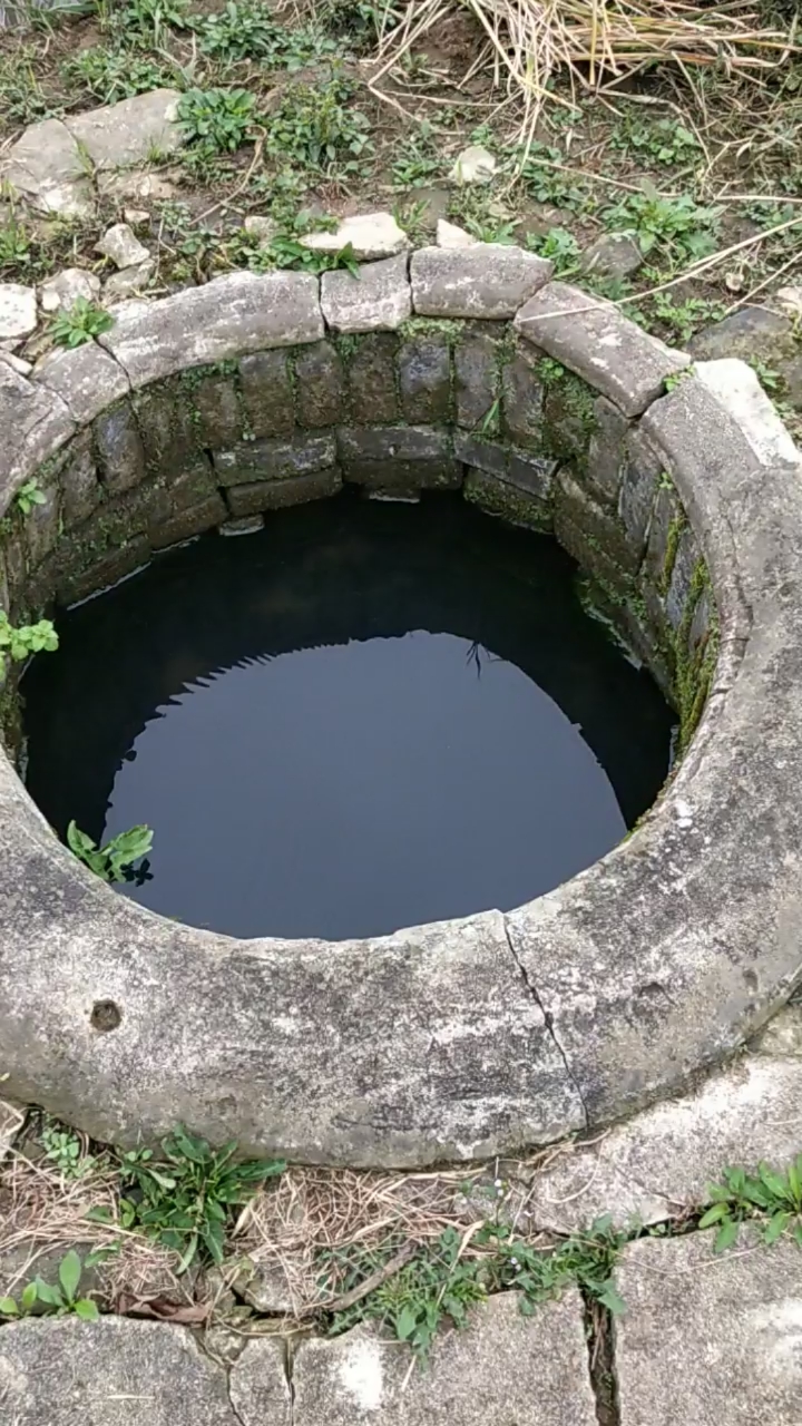 童年回忆#阔别五十多年的老家,还是这口老井,甘甜的井水,水中倒影的