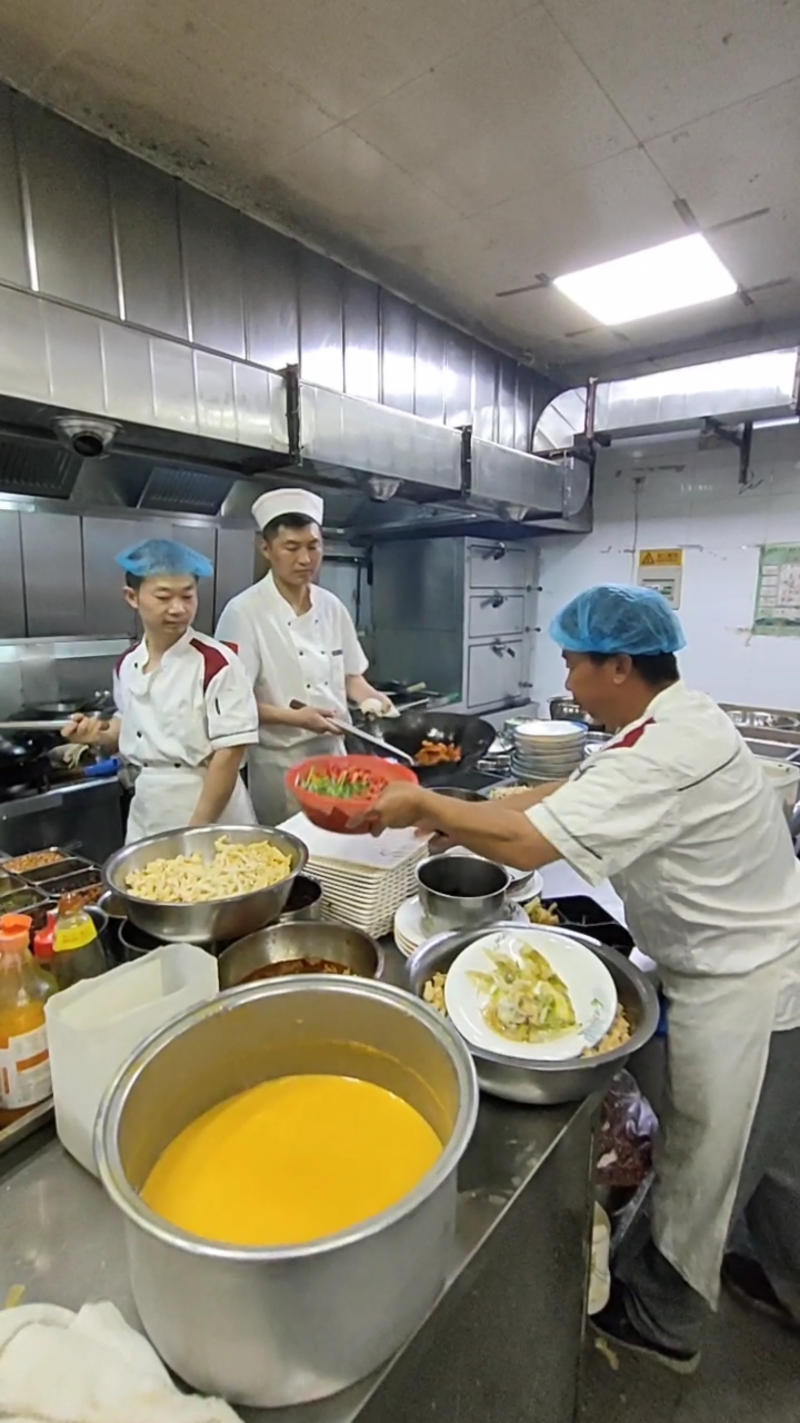 记录生活#后厨打荷的工作,必须要有眼力.