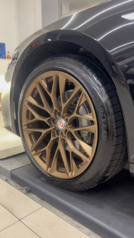 汽车那些事#奥迪a7l升级古铜色锻造轮毂,相比原厂轮毂看着更加运动!