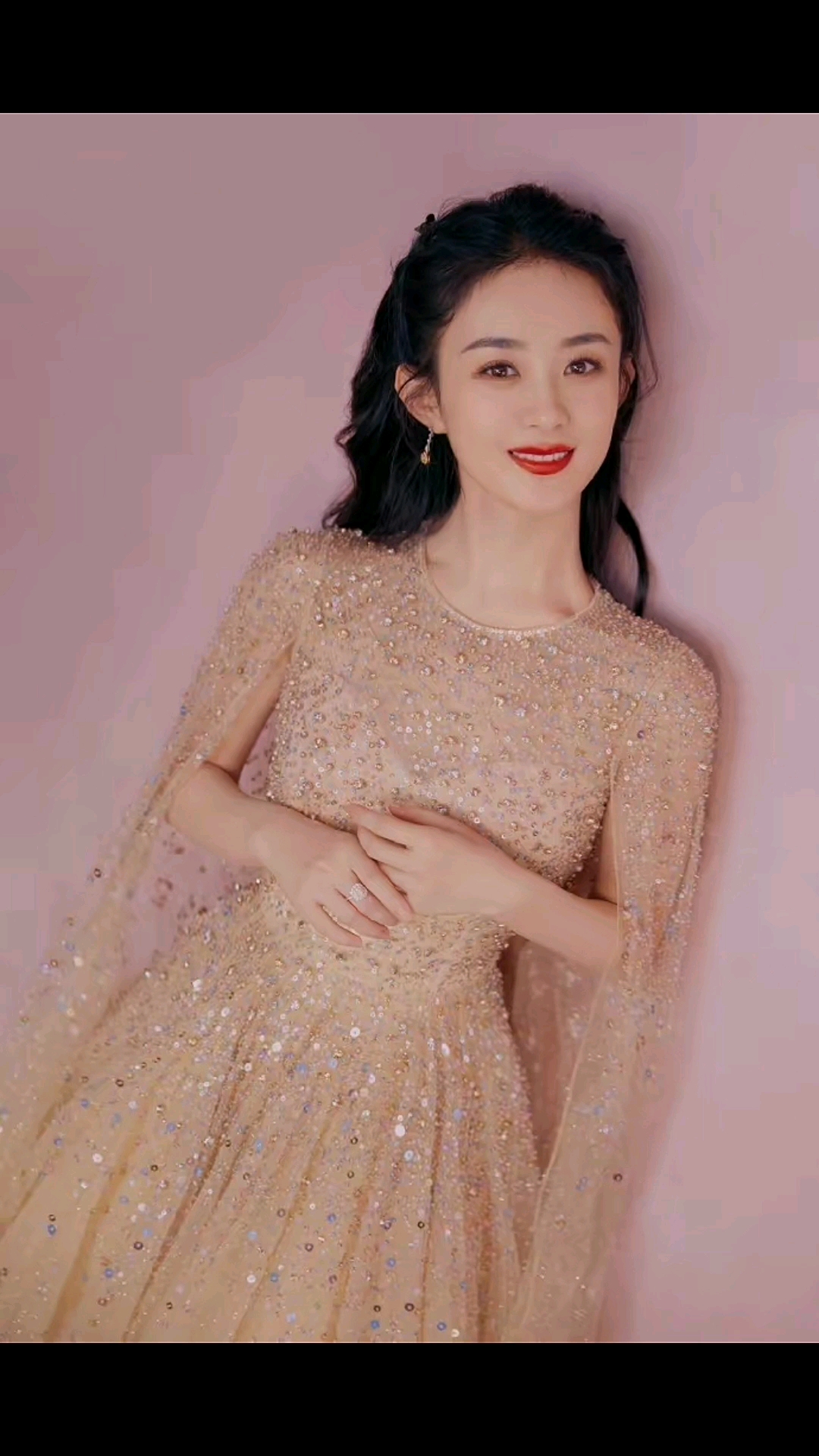 赵丽颖春晚礼服造型优雅国风美