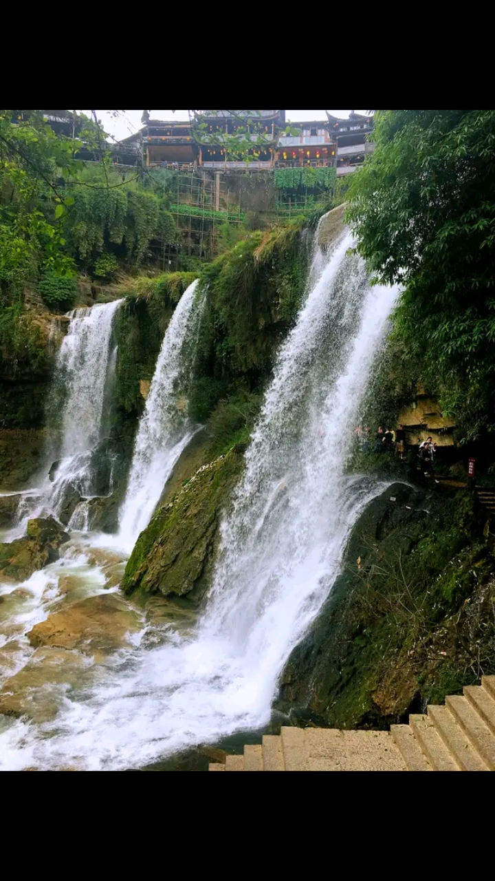 带上全民去旅行#探秘芙蓉镇,5元一碗的米豆腐,还有绝美的网红瀑布