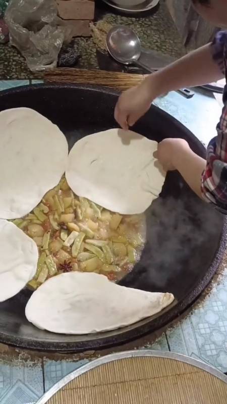 天津大妈做的农家饭,大灶土豆炖芸豆,锅贴饼子一锅出,看了真想吃几口