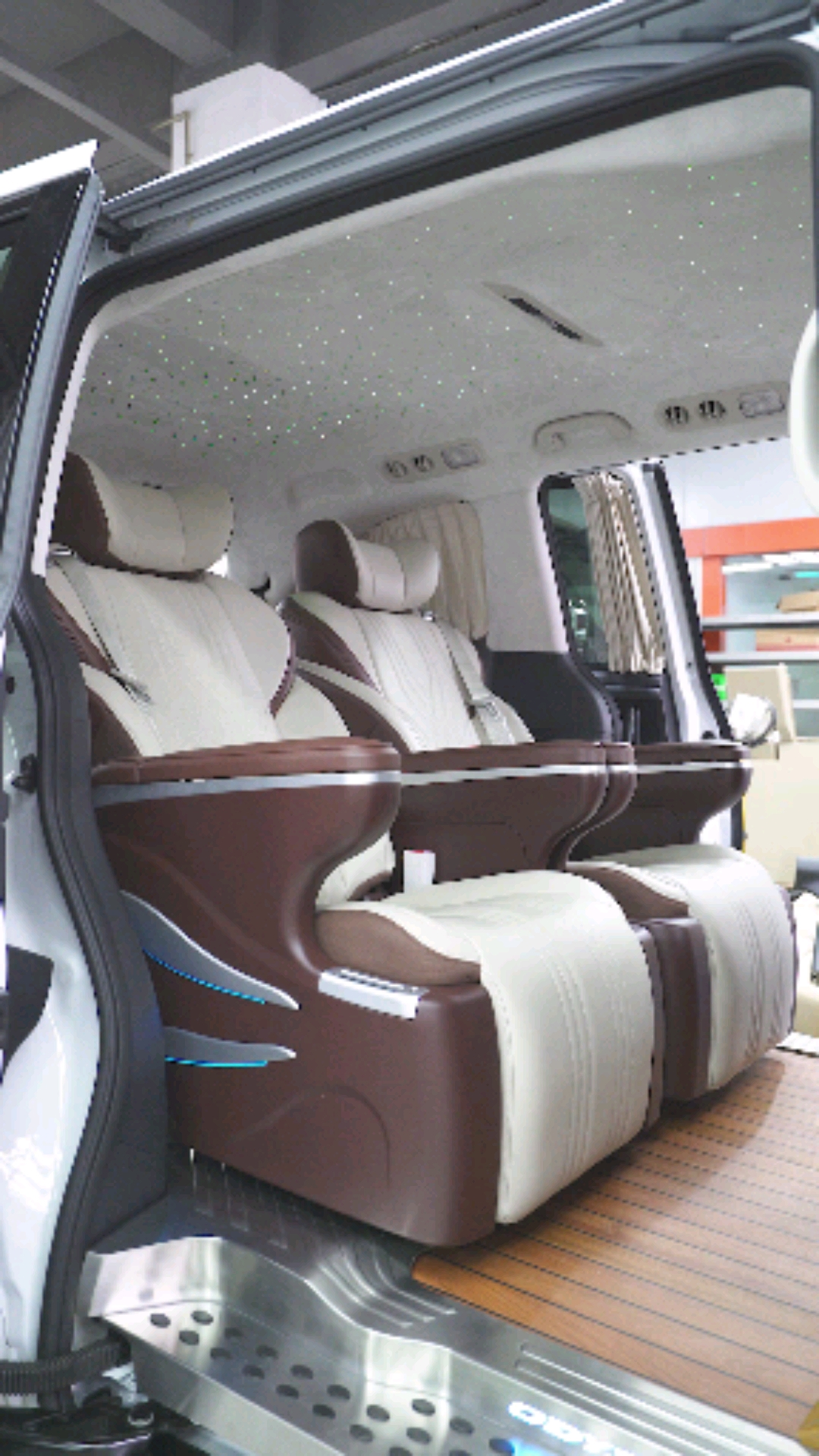 商务车改装本田奥德赛内饰采用英伦咖与象牙白的颜色搭配沉稳大气