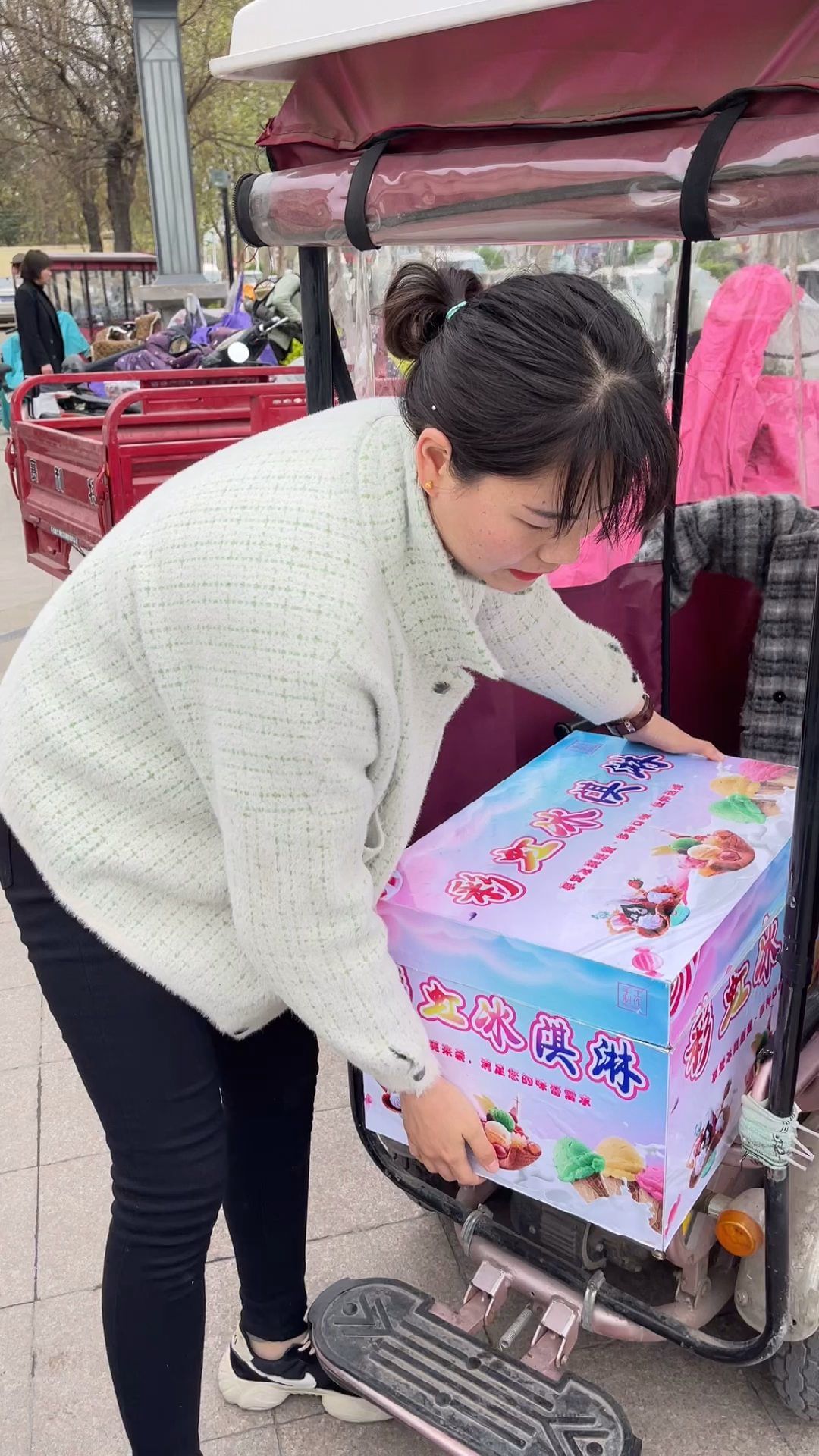 手工冰激凌#天气越来越热了,媳妇投资了三千摆摊做手工冰淇淋,一鲻2