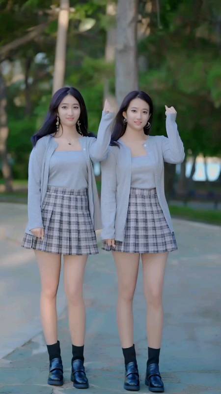 秋季美少女最美双胞胎姐妹身材真棒你们分辨不出来了吧