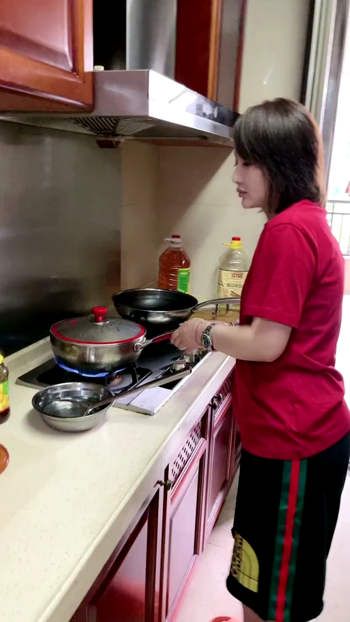 东北大姐做的午饭盘丝油饼卷什锦菜老公一旁直叫好包你看了也流口水