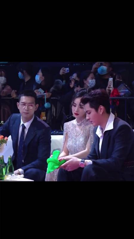 杨幂跟#吴亦凡台下玩咬手鳄鱼,幂幂输掉后"埋怨"吴亦凡,这也太可爱了