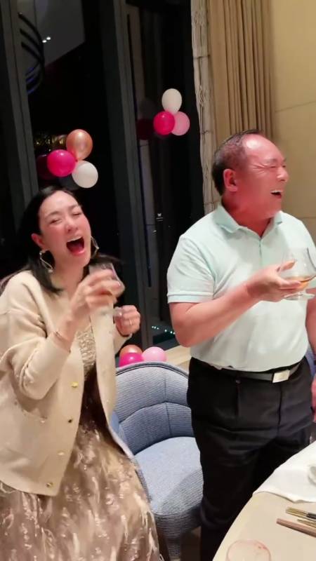 钟丽缇#梅尼耶碰杯爸爸新年快乐祝你身体健康哈哈哈-全民小视频