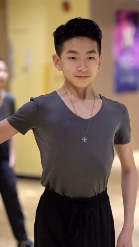 拉丁舞#反手就是一个赞,跳国标的小男孩真是越长大越有魅力了97