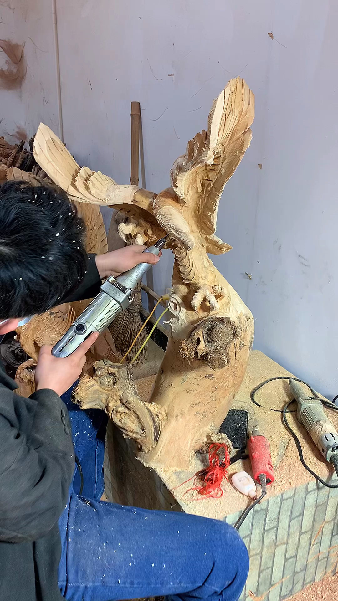 木雕制作过程#根雕老鹰工艺品招财摆件木雕大展宏图