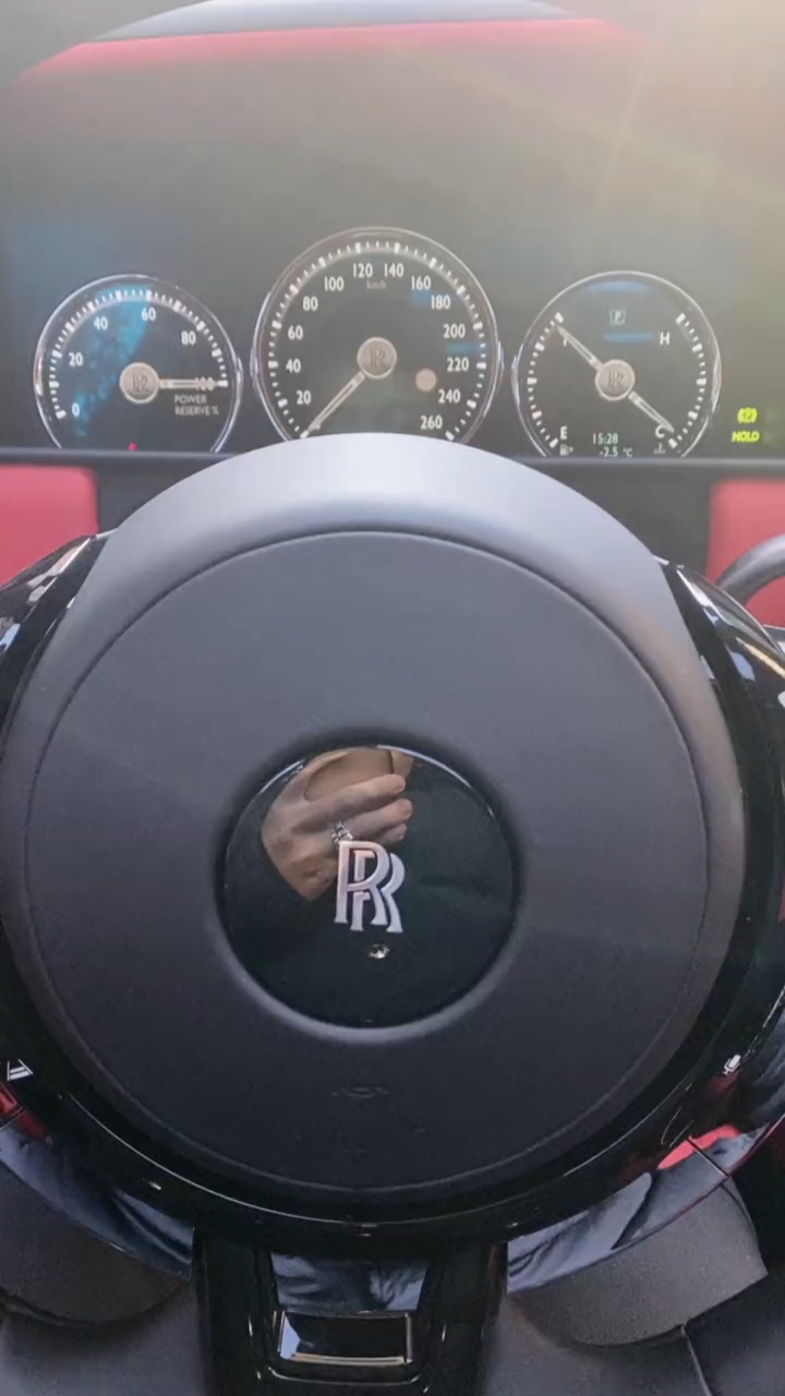 有方向盘加热,真好.%劳斯莱斯库里南