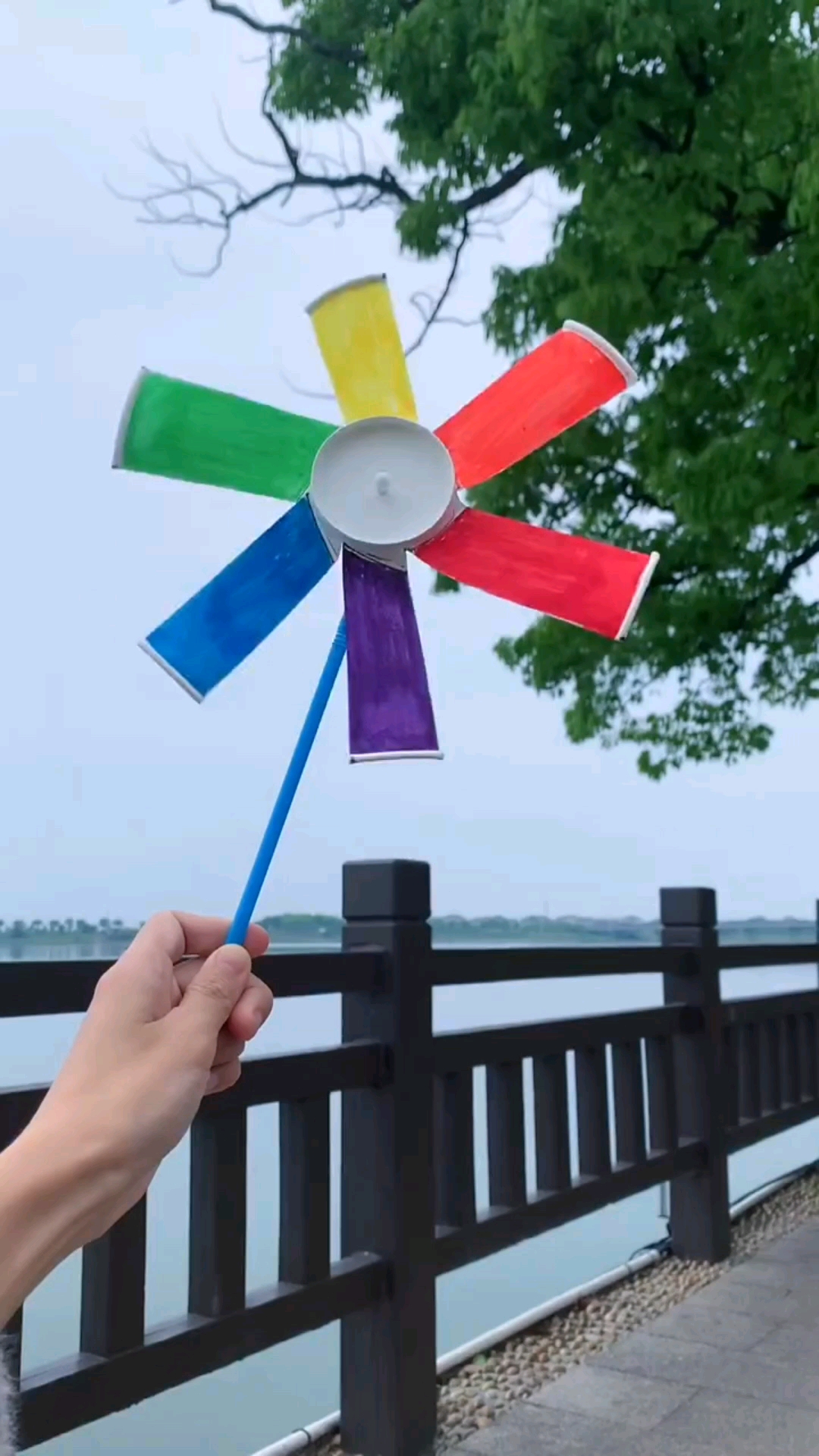 手工制作#用纸杯给孩子做个彩虹风车