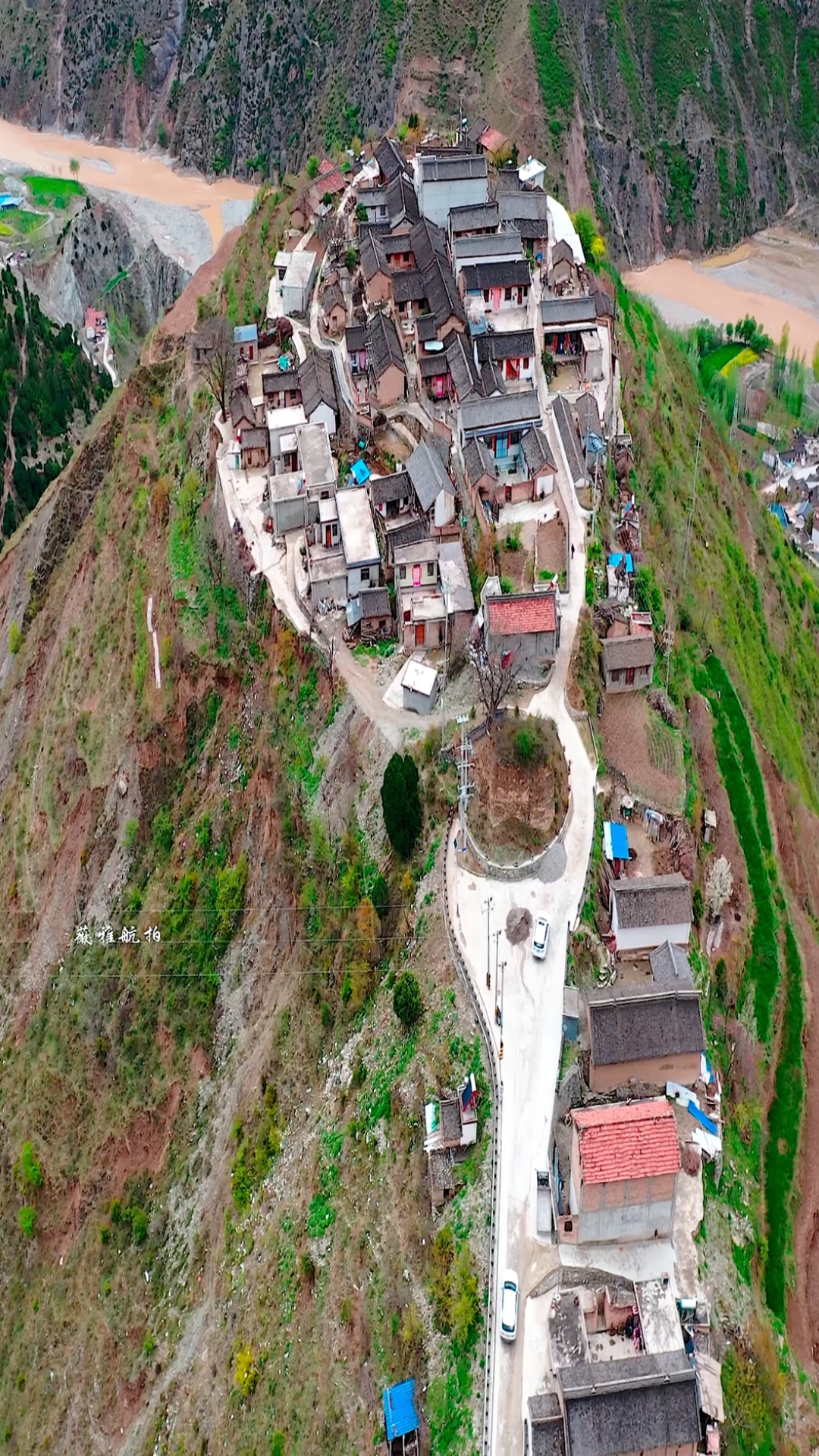 我的私藏景点#山巅上的艺术,建在悬崖上的村庄,甘肃朱雀堡子村,你