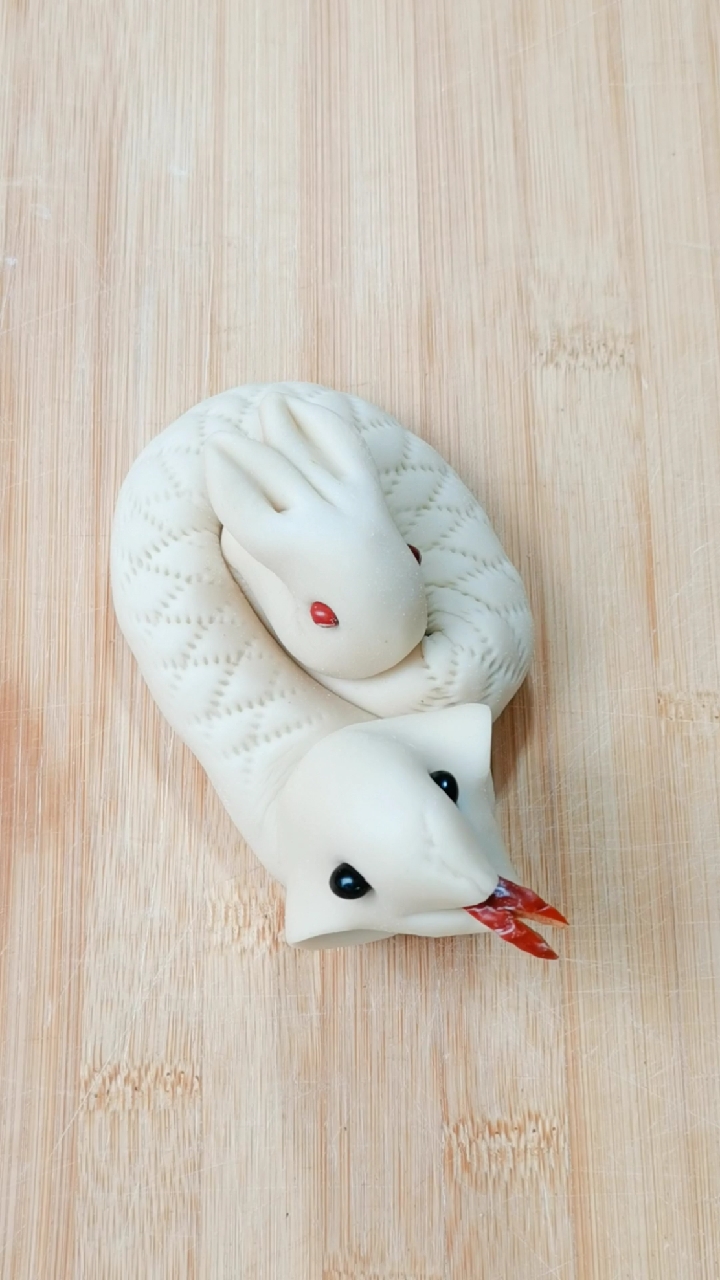 蛇盘兔,辈辈富!