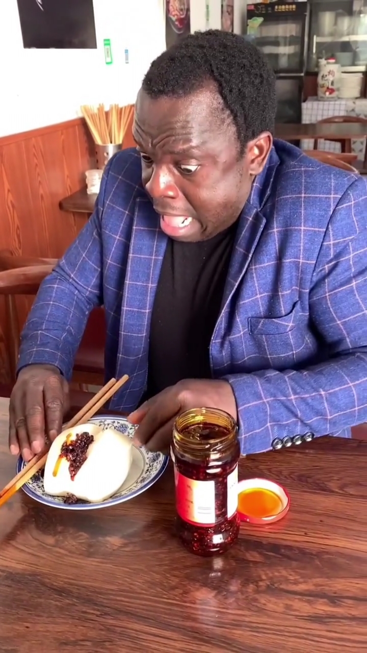 搞笑段子剧#非洲小黑吃馒头必须加点老干妈