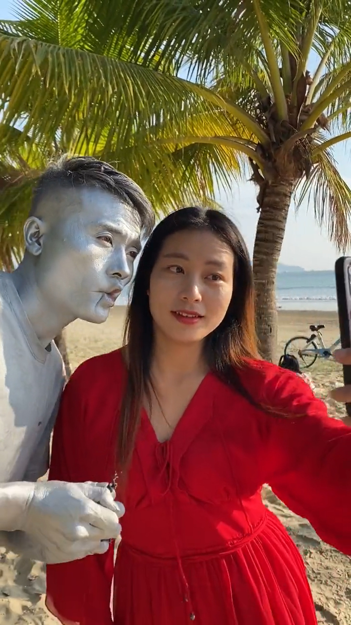 银人阿少#假装把美女裙子撕破