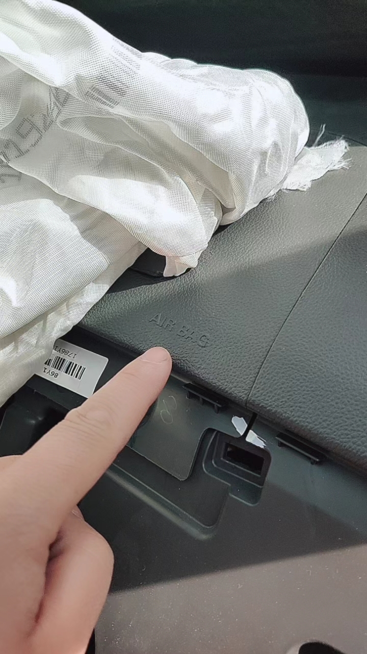 汽车副驾驶有airbag标志的地方,千万千万不要放东西,以防意外引爆危害