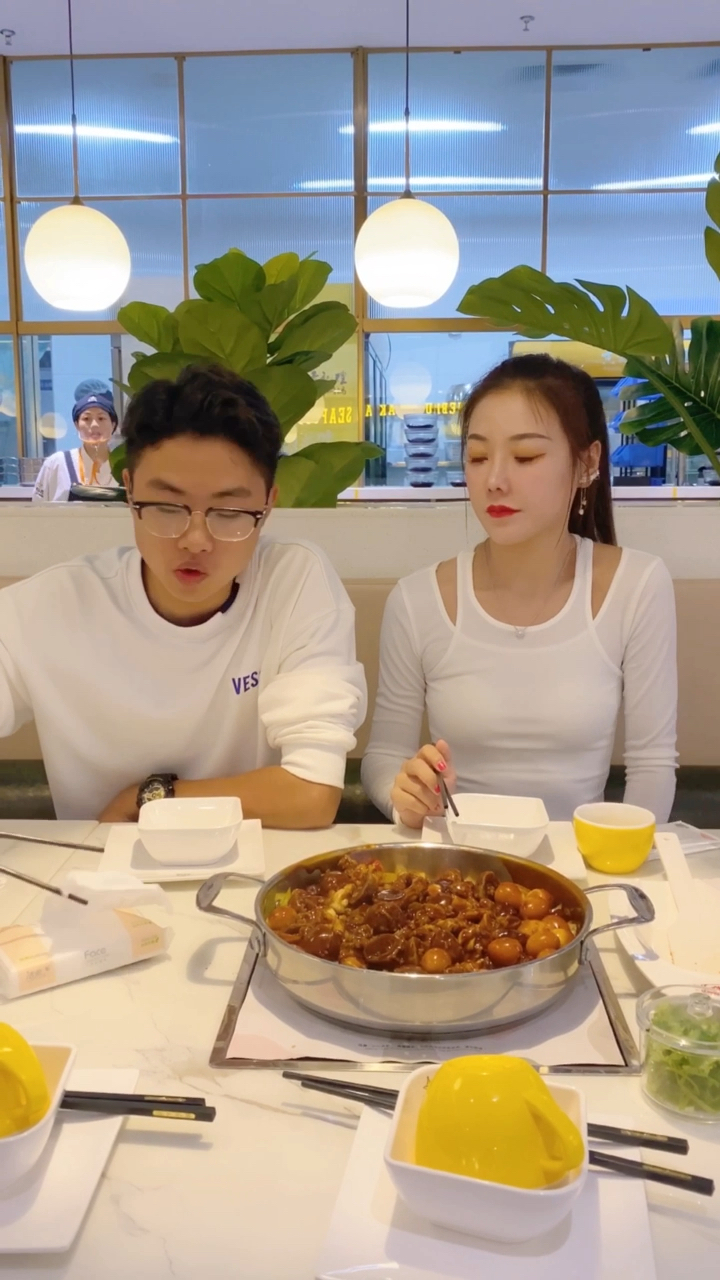 和相亲对象第一次吃饭,帮她夹了个菜,怎么就走了呢?