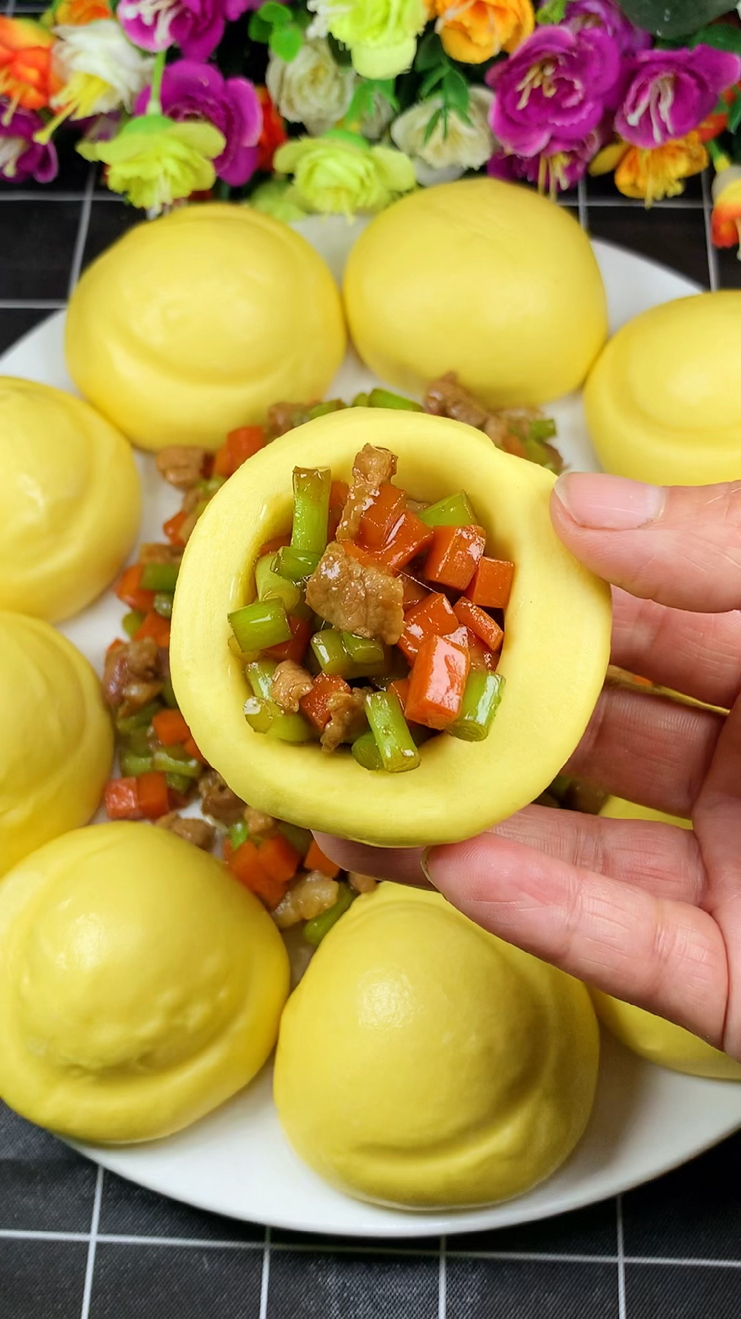 在家做个拿手菜蒜苔炒肉配杂粮包