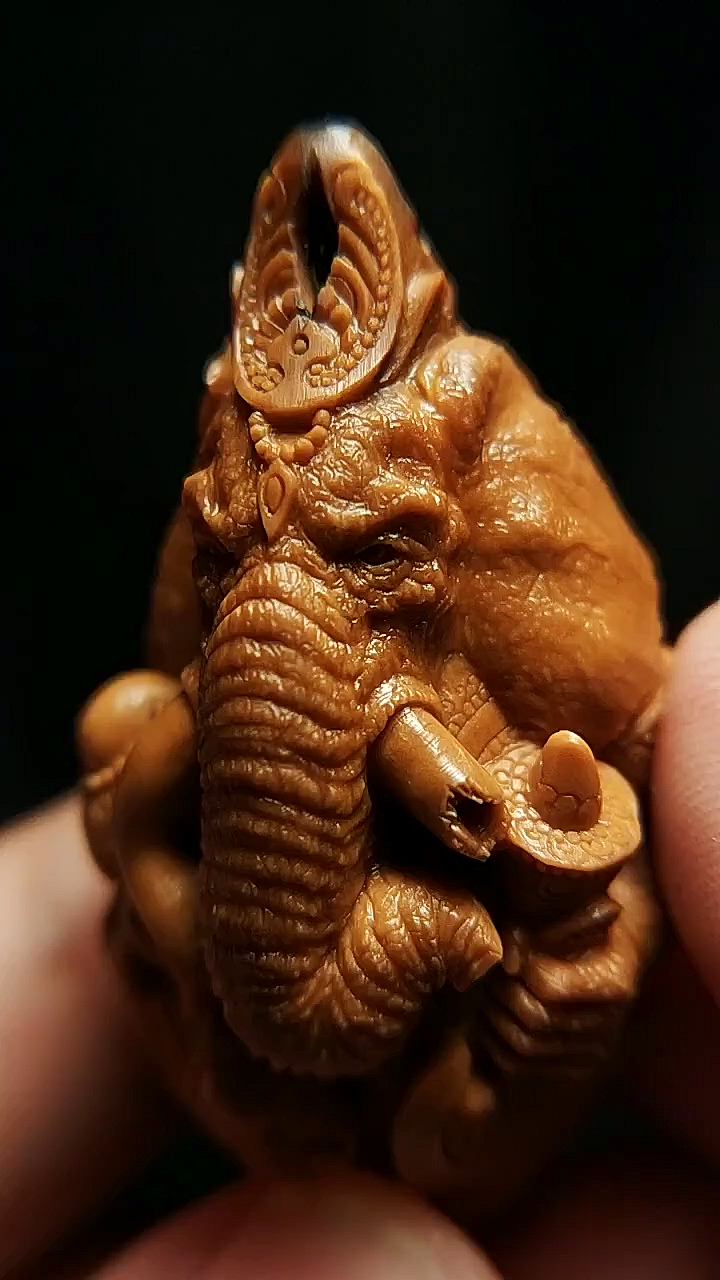 橄榄核雕刻象神作品