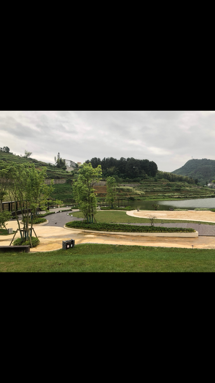 绿地官仓康养旅游小镇半月湾公园