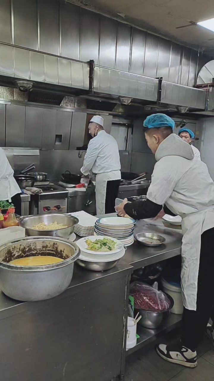 监控拍下后厨的男人们