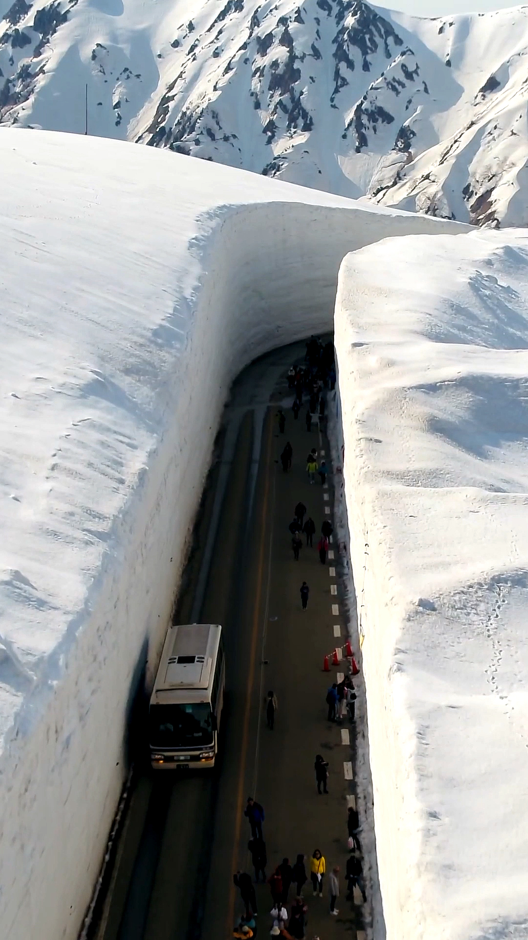 日本雪墙公路,位于日本富山县,积雪厚度高达数十米,每年数百万游客
