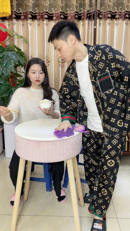 老婆给我说了,洗碗给我2块,拖地给我3块,洗衣服