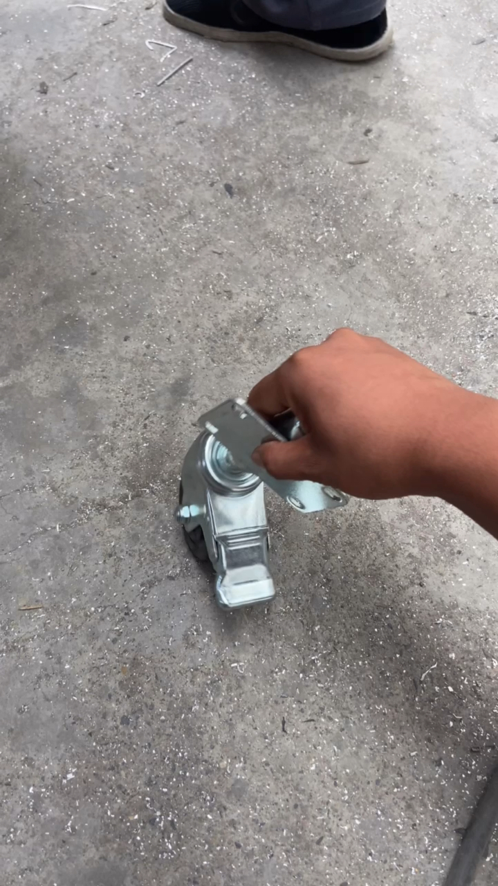 铝艺大门制作实景拍摄05万向轮安装小技巧看实拍细节