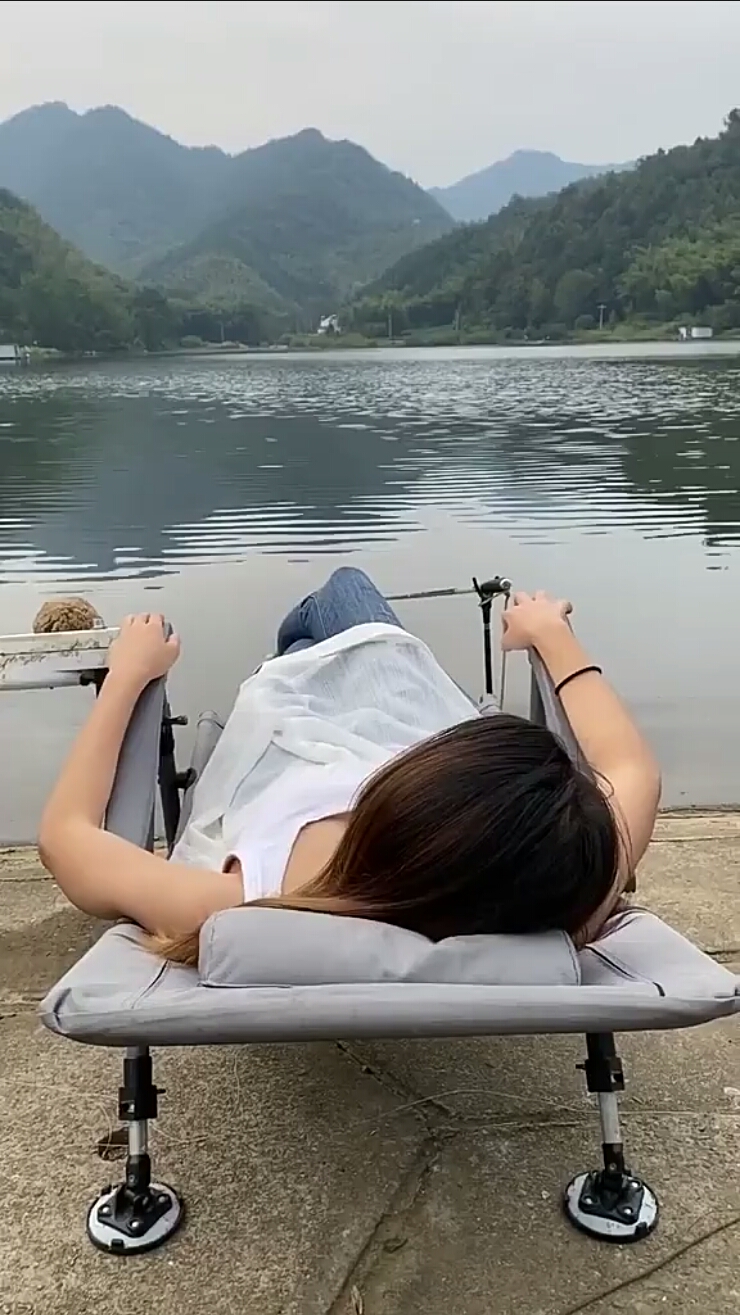 搞笑钓鱼#美女:中午口不好,眯一会再说,这下尴尬了,竿子都找不到了