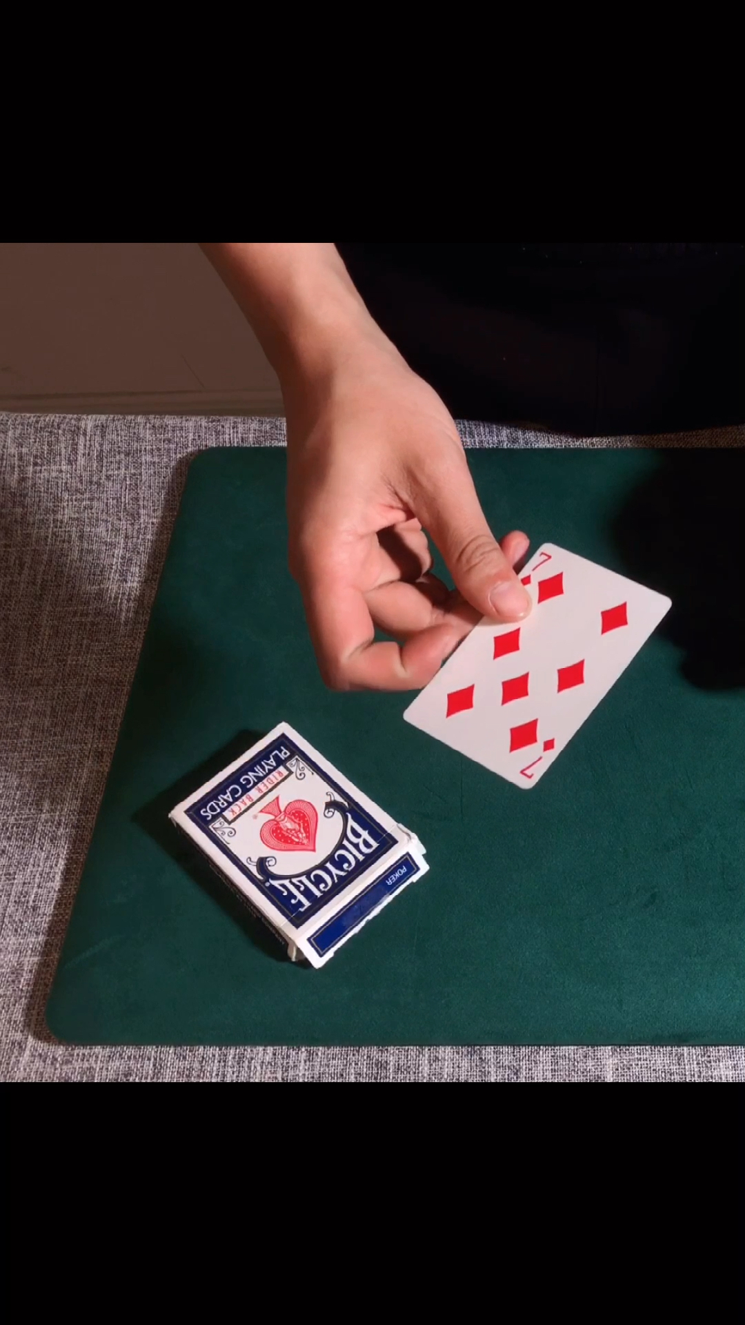 全民独门绝技咖#鬼手换牌,手法快过肉眼