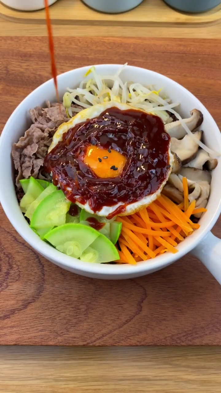 减脂午餐主食120克糙米饭,蛋白质煎蛋牛肉卷自己喜欢的蔬菜,搭配拌饭