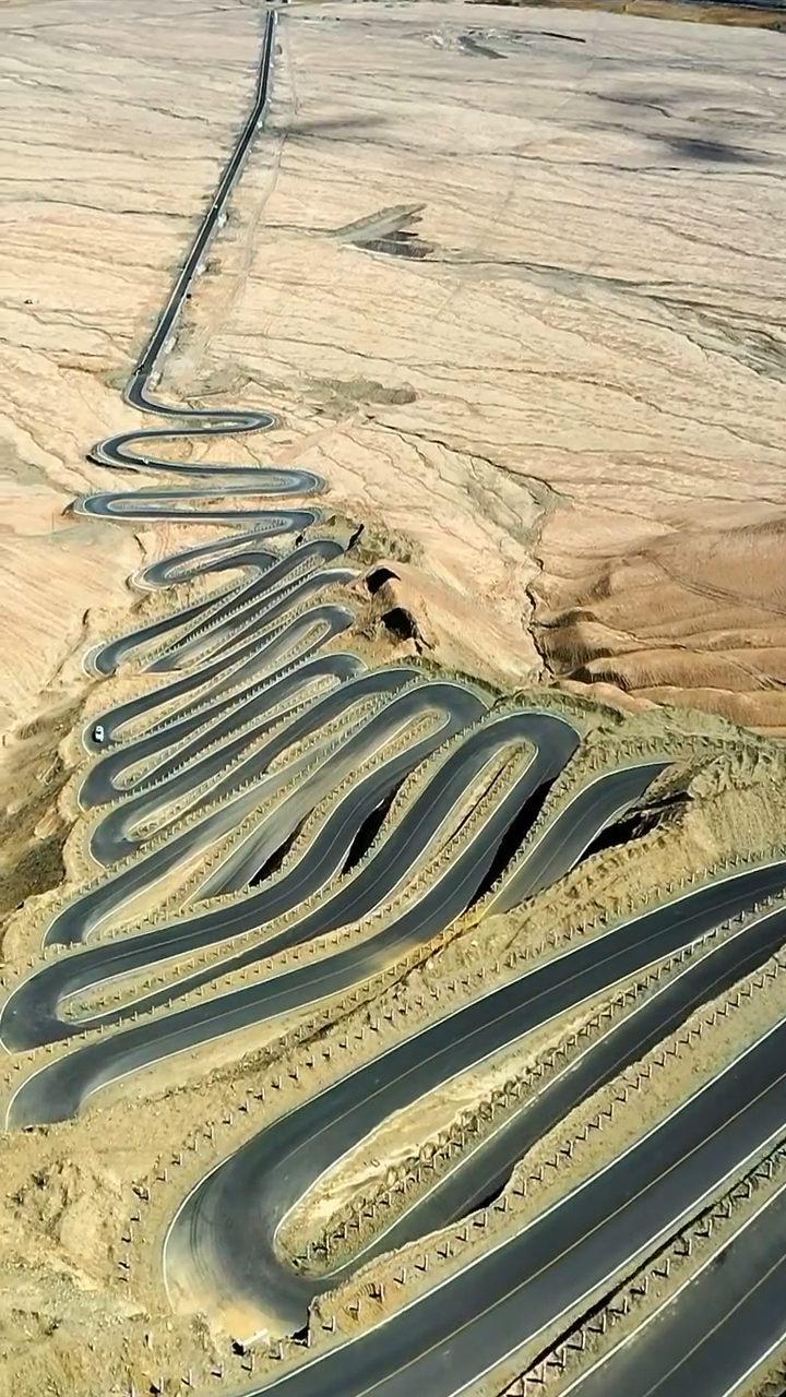 盘龙古道,全长36千米,最高海拔4200米,由200多个弯道组成