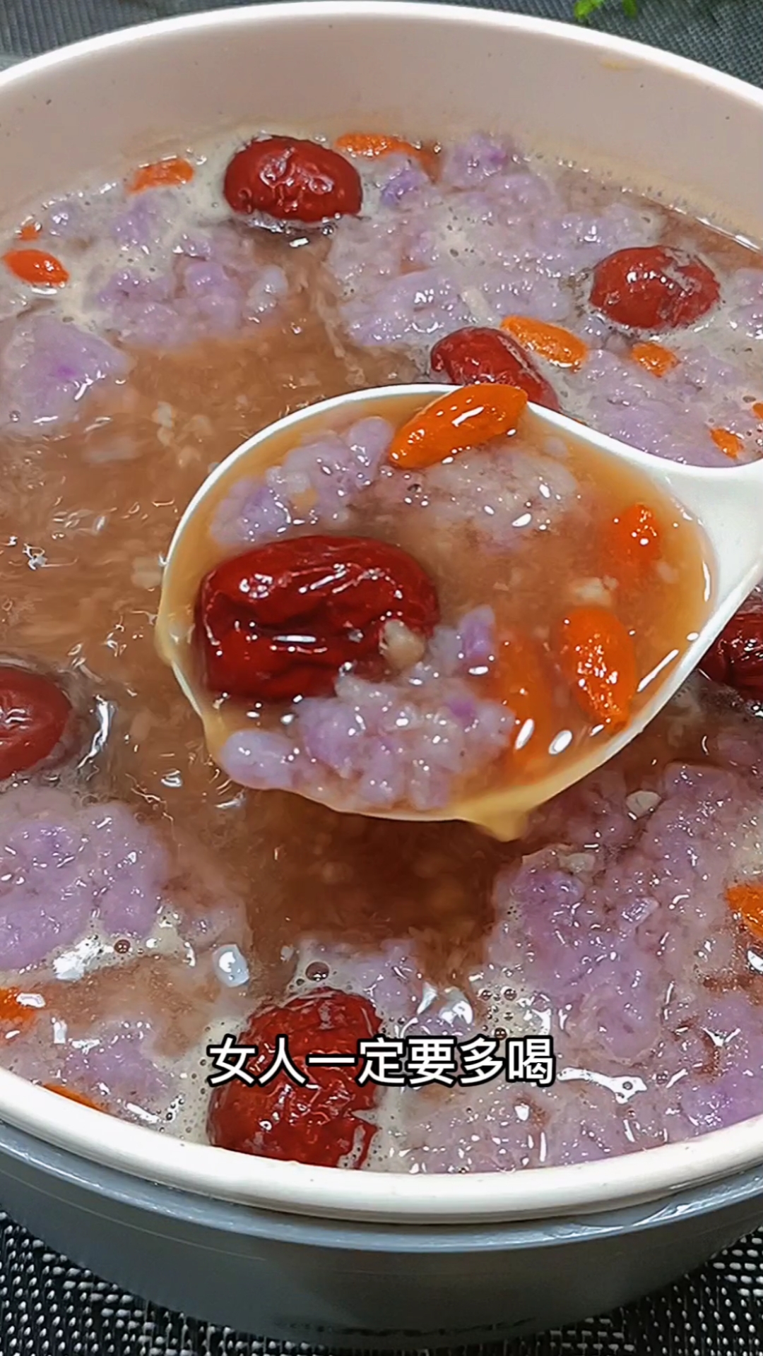 这是赣南传统美食毛薯酒,女人喝了小脸红扑扑,男人喝了冬天不用穿棉袄