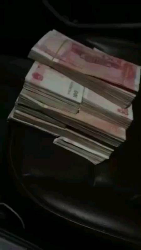 那么一堆钱,他们都把新的拿走了,只剩这么一丢丢给我