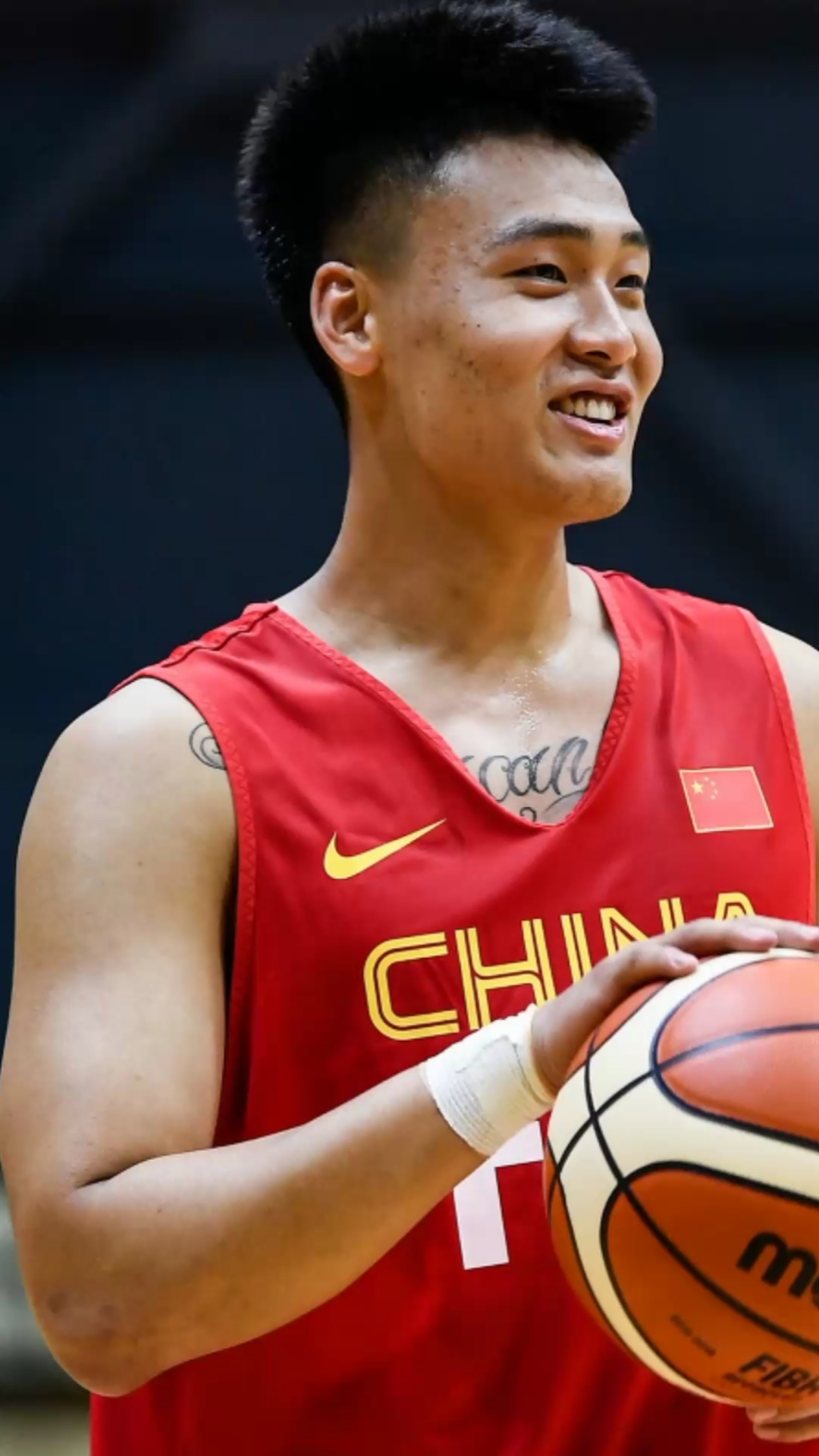 赵睿持球突破天津队的内线,连过对方三位球员的防守,轻松上篮命中!