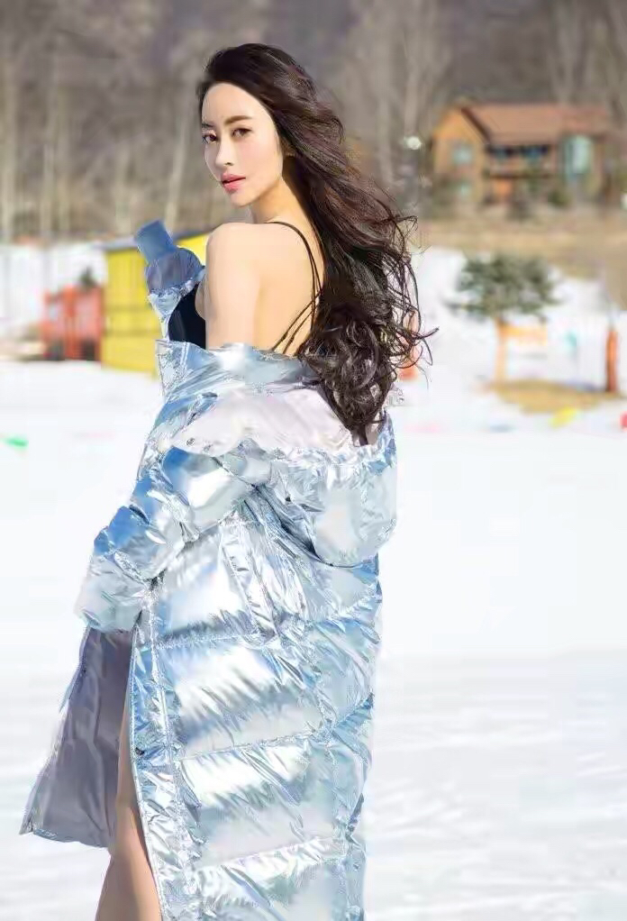 美丽冻人!性感女神穆菲菲在冰天雪地上秀身材-度小视