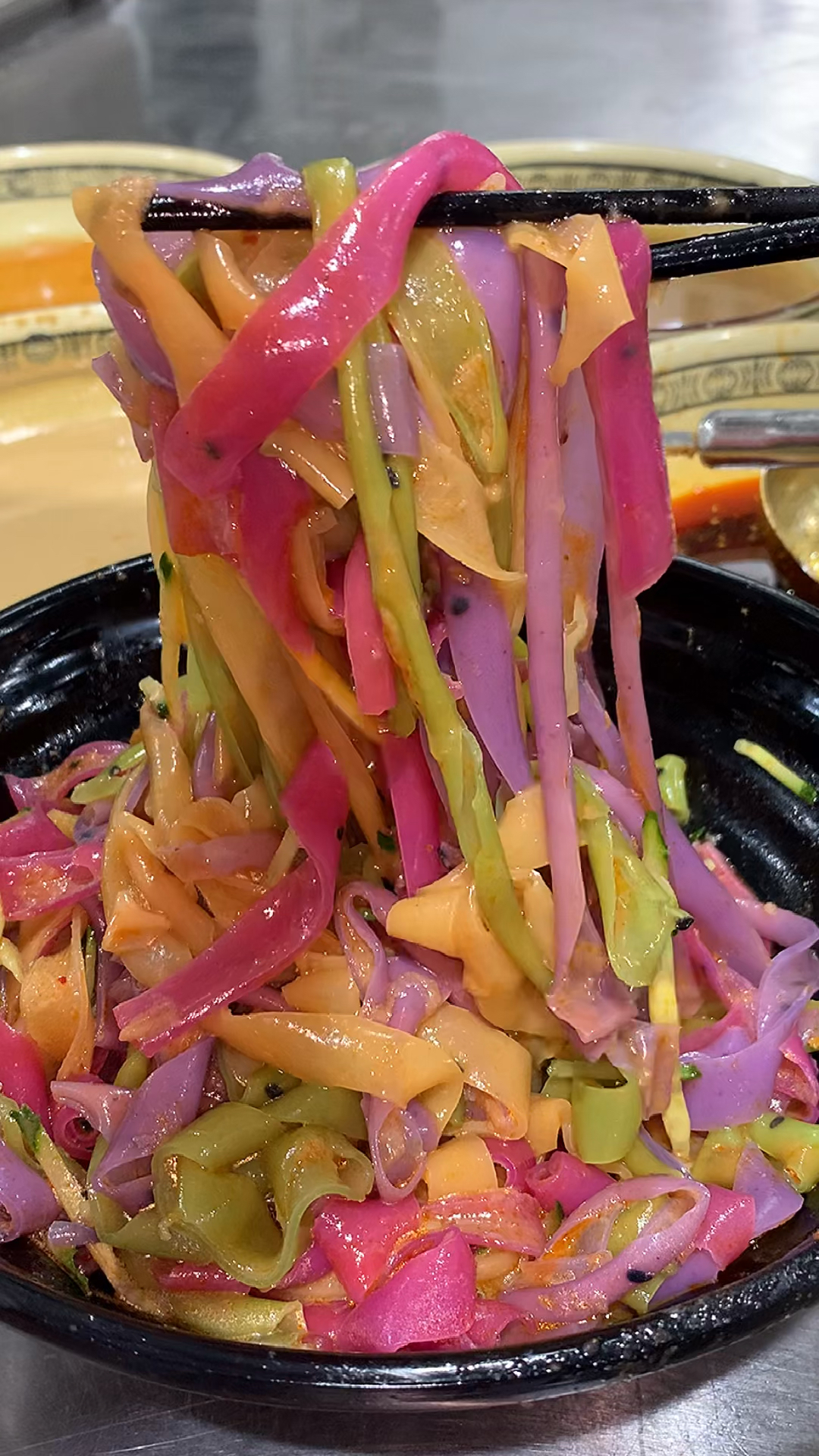 婚后不想在家闲着,坐高铁来学做果蔬凉皮,没想到一天500张不够麦,关键