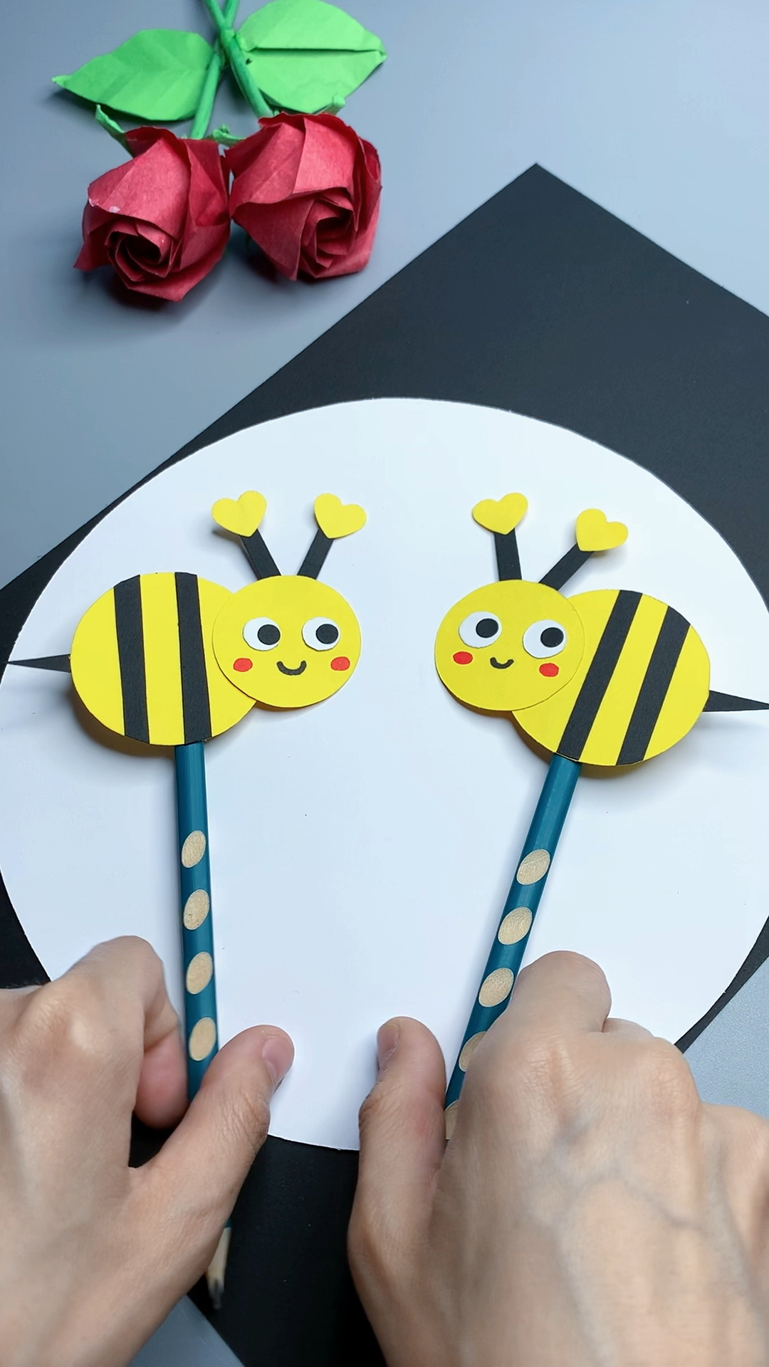 春暖花开用卡纸做可爱的小蜜蜂贴在铅笔上陪小朋友写作业