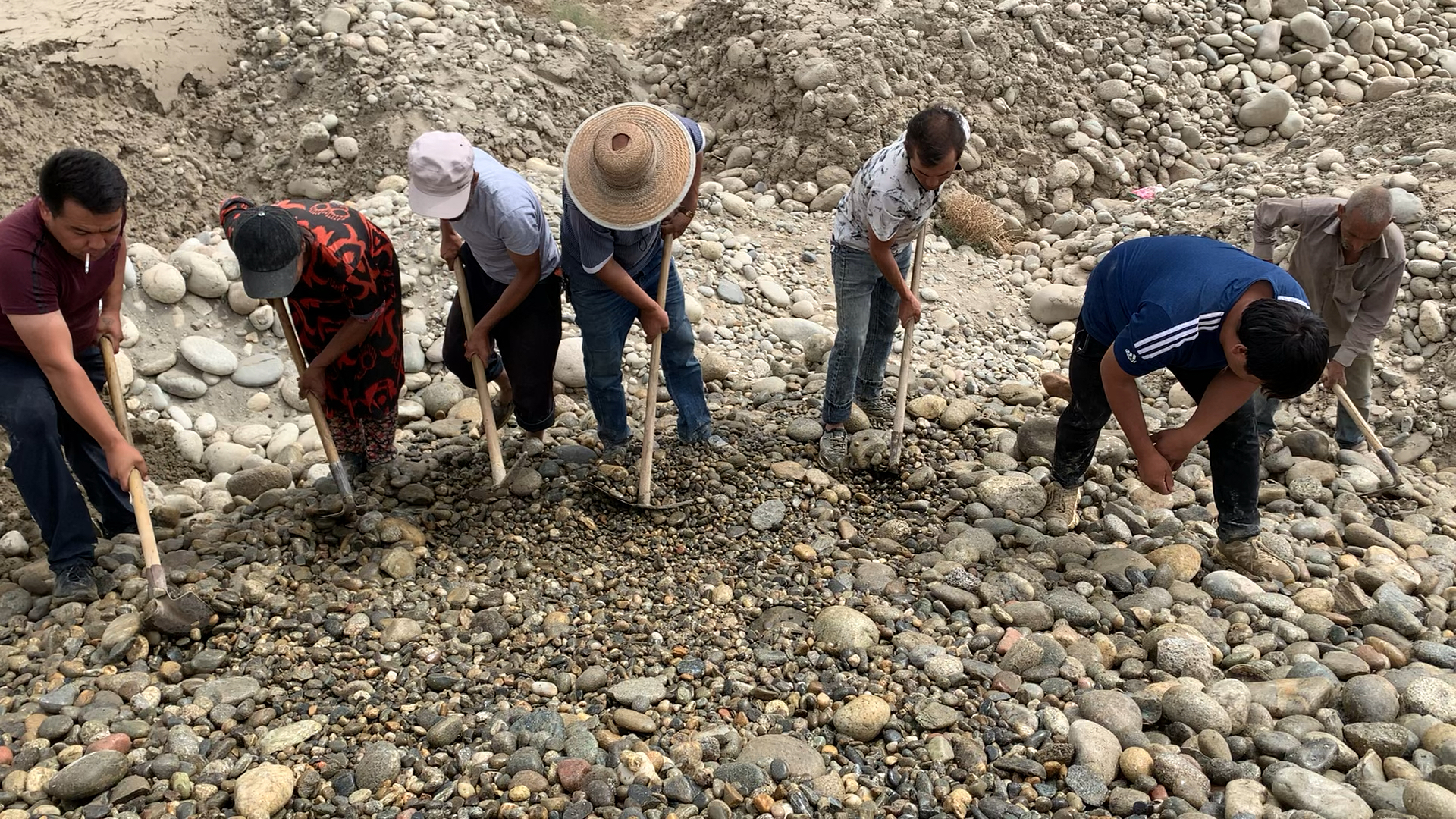 看看这些挖玉人