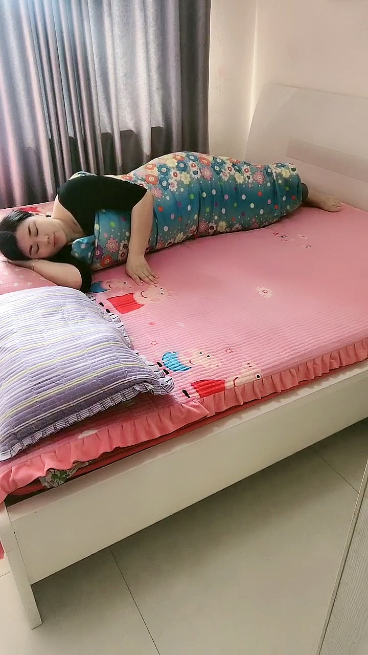 我一个人在家都是这样睡的