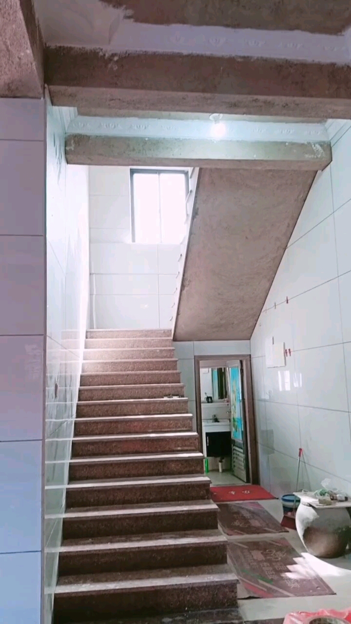 乡村房子一楼楼梯下面设计卫生间可以节省空间!